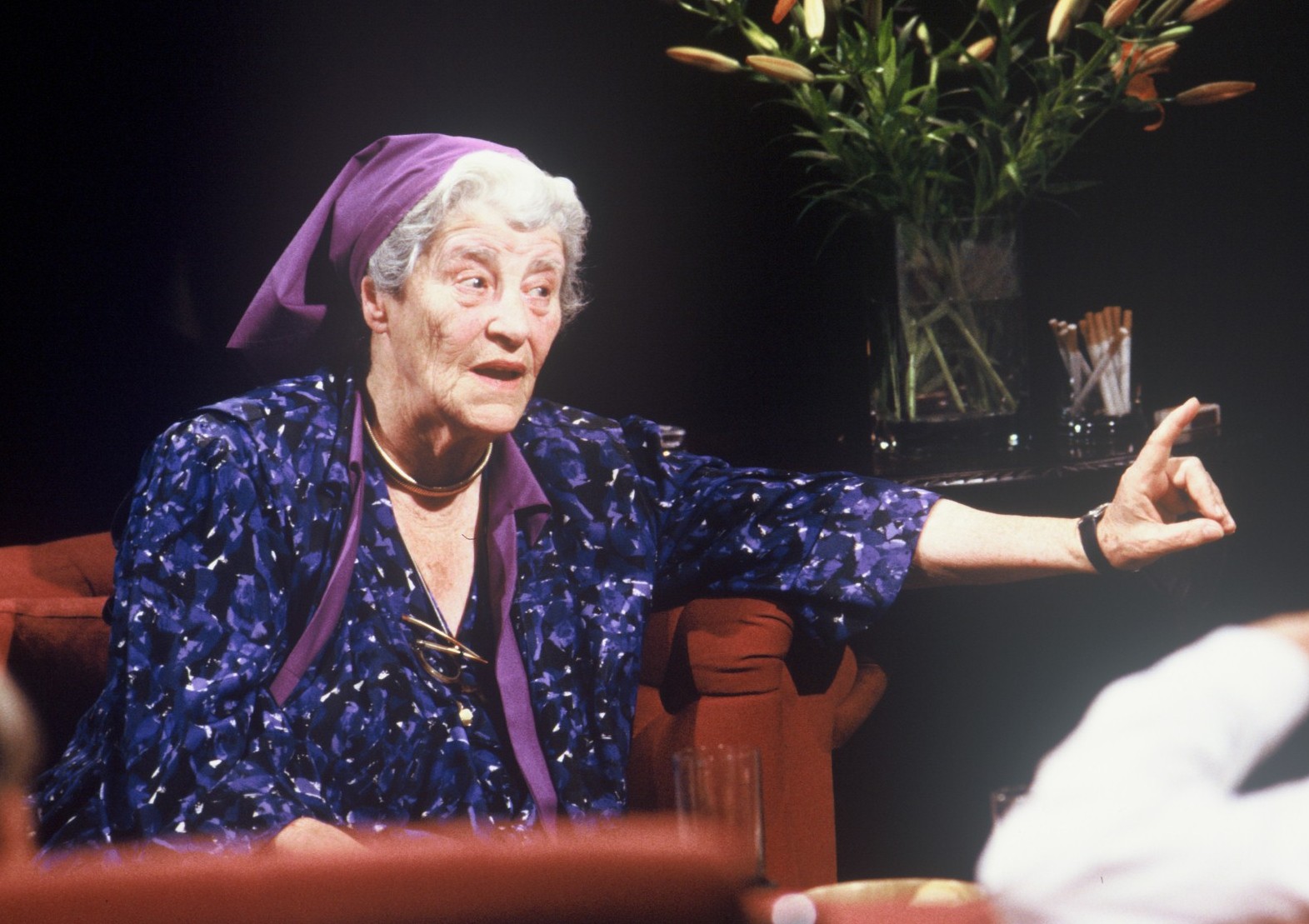 Miriam Rothschild (1908-2005) apparaît dans l'émission britannique 'After Dark' en juillet 1988. (Crédit : Domaine public/Autorisation de l'auteur)
