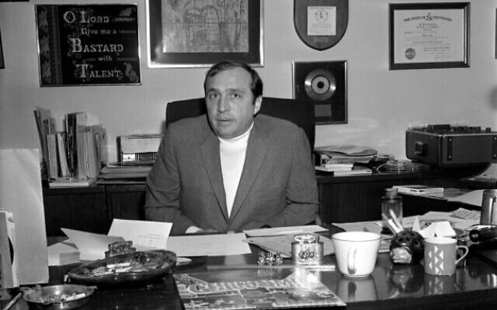 Mo Levy à son bureau de Roulette Records, aux environs de 1969. (Crédit : Wikimedia commons / CC BY-SA 4.0 / Richard Carlin)