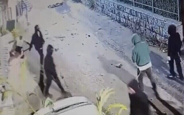 Capture d’écran de la vidéo montrant Muhammad Zahran, à gauche, qui tombe au sol après avoir été frappé par des Juifs israéliens dans le quartier de Sheikh Jarrah à Jérusalem, le 31 octobre 2022. (Twitter. Utilisé conformément à l’article 27a de la Loi sur les droits d’auteur)