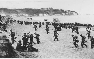 Des soldats américains débarquent près d'Alger. (Crédit : Wikimedia Commons, 8 novembre 1942, auteur inconnu, domaine public)