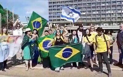 Des Juifs brésiliens agitent des drapeaux brésiliens et israéliens et scandent des slogans de soutien au candidat à la présidence brésilienne, Jair Bolsonaro, sur la place Rabin à Tel Aviv, le 27 octobre 2018, avant les élections présidentielles au Brésil. (Capture d’écran : Canal 20)