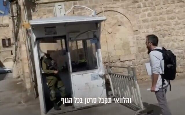 Un soldat de Tsahal en train d’insulter un militant du groupe de gauche Breaking the Silence à un poste de contrôle dans la ville de Hébron, en Cisjordanie, le 16 novembre 2022. (Crédit : Twitter)