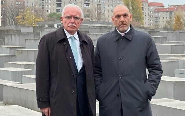 Le ministre des Affaires étrangères de l'Autorité palestinienne, Riad al-Maliki, à gauche, et l'ambassadeur palestinien en Allemagne, Laith Arafeh, visitant le mémorial de la Shoah à Berlin, le 17 novembre 2022. (Crédit : Laith Arafeh/ Twitter)