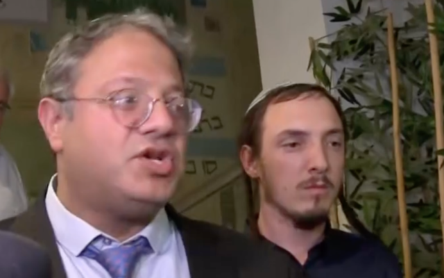 Le député HaTzionout HaDatit Itamar Ben Gvir, à gauche, et son conseiller Chanamel Dorfman. (Credit : La Treizième chaîne)