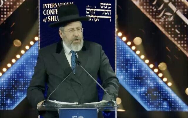 Le Grand rabbin David Lau lors d'un événement 'Habad à New York, le 20 novembre 2022. (Capture d'écran :  'Habad)