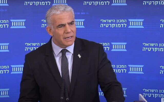 Le Premier ministre sortant, Yair Lapid, s'adressant à l'Institut israélien pour la démocratie, le 28 novembre 2022. (Crédit : Institut israélien pour la démocratie)