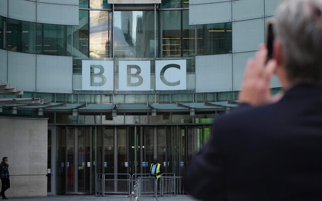 Le siège de la BBC à Londres, le 18 octobre 2022. (Crédit : AP Photo/Kin Cheung)