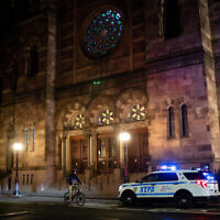 Policiers en faction devant une synagogue, suite aux menaces contre la communauté juive, à New York, le 4 novembre 2022. (Crédit : Luke Tress/Times of Israel)