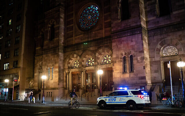 Policiers en faction devant une synagogue, suite aux menaces contre la communauté juive, à New York, le 4 novembre 2022. (Crédit : Luke Tress/Times of Israel)