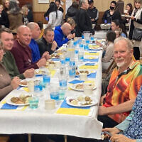 Des réfugiés ukrainiens célébrant un repas avant Thanksgiving au Ukrainian American Civic Center à Buffalo, dans l’État de New York. (Crédit : Les Fédérations juives d'Amérique du Nord via JTA)