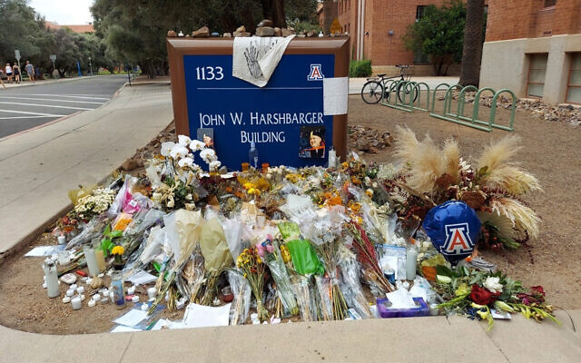 Des fleurs en hommage au professeur Thomas Meixner, tué par balles, à l'Université de l'Arizona devant le bâtiment du département d'hydrologie et de sciences atmosphériques de l'école à Tucson, Arizona, le 14 octobre 2022. (Crédit : AP Photo/Terry Tang)