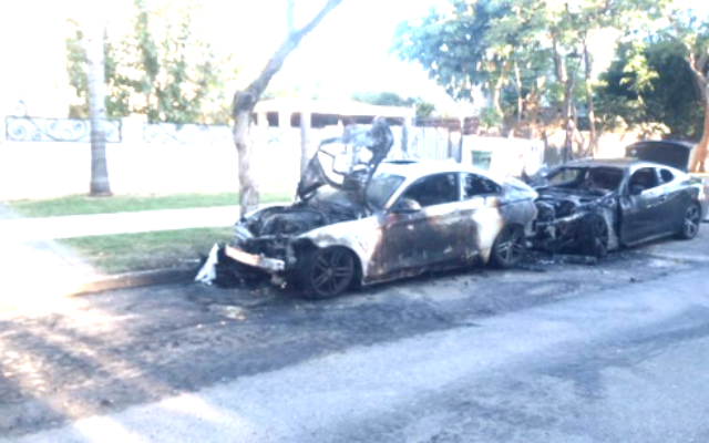 Deux voitures appartenant au parrain du crime israélien, Yossi Musli, incendiées devant sa maison à Savyon, dans le centre d'Israël, le 20 novembre 2022. (Crédit : Twitter)