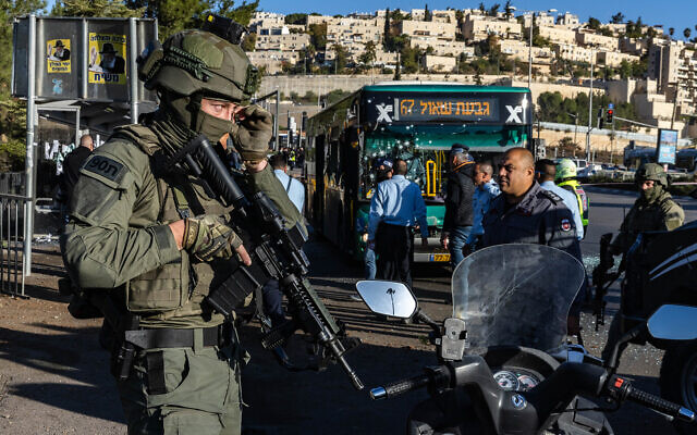 La police et le personnel de sécurité sur les lieux d'une attaque terroriste à Jérusalem, le 23 novembre 2022. (Crédit : Olivier Fitoussil/Flash90)