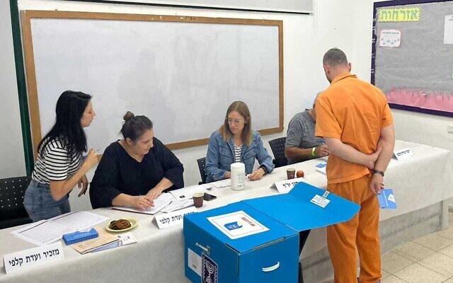 Un prisonnier vote pour les élections générales d'Israël dans une prison, le 1er novembre 2022. (Crédit : Service pénitentiaire israélien)