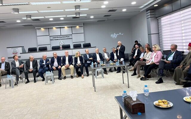 Des diplomates européens et américains écoutent des chefs d'entreprise palestiniens à la Chambre de commerce de Naplouse, le 2 novembre 2022. (Crédit : Jacob Magid/Times of Israel)