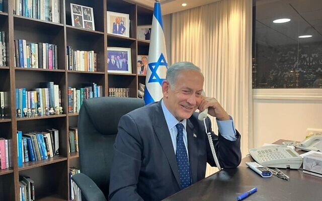 Le chef de l'opposition Benjamin Netanyahu parle au président américain Joe Biden depuis un bureau du Likud à Tel Aviv, le 7 novembre 2022. (Autorisation : Likud)