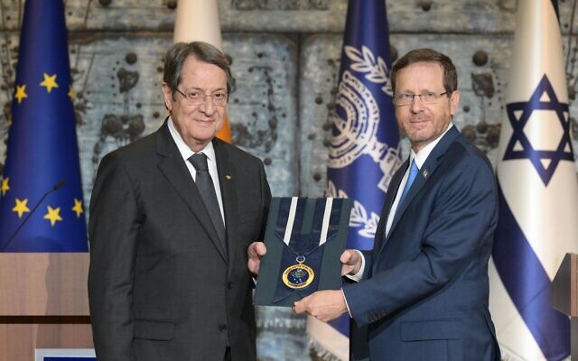 Le président Isaac Herzog remet la médaille d'honneur présidentielle israélienne au président de la République de Chypre, Nicos Anastasiades, le 9 novembre 2022 (Crédit : Amos Ben Gershom/GPO).