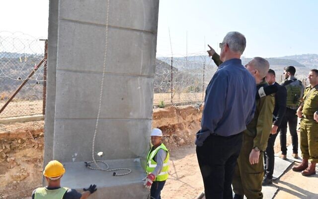 Le ministre de la Défense Benny Gantz inspecte la construction d'une barrière de sécurité améliorée en Cisjordanie, près de la ville de Salem, le 14 novembre 2022. (Crédit : Ariel Hermoni/Ministère de la Défense)