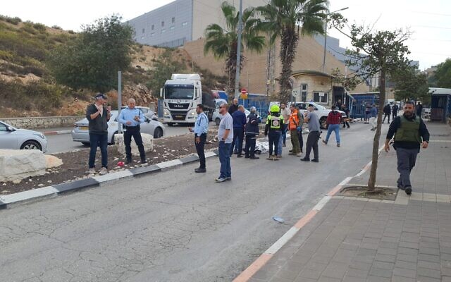 Les secours et les forces de sécurité sur la scène d'un attentat terroriste à proximité de l'implantation d'Ariel, en Cisjordanie, le 15 novembre 2022. (Crédit : Dan Asulin)