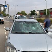 La voiture impliquée dans un attentat présumé à la voiture-bélier à Beer Sheva, le 24 novembre 2022. (Crédit : Magen David Adom)