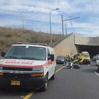 Une ambulance sur le site d'une collision entre un motocycliste et une voiture sur la route 531 près de Herzliya, le 27 novembre 2022. (Crédit : Magen David Adom)