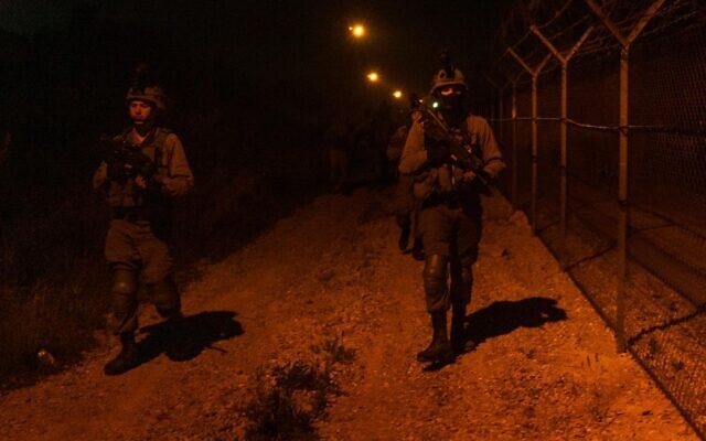 Photo d'illustration : Des soldats israéliens en opération le long de la frontière avec la Cisjordanie, le 2 avril 2022. (Crédit : Armée israélienne)