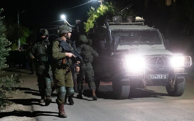Les soldats mènent des raids nocturnes en Cisjordanie, le 3 novembre 2022. (Crédit : Armée israélienne)