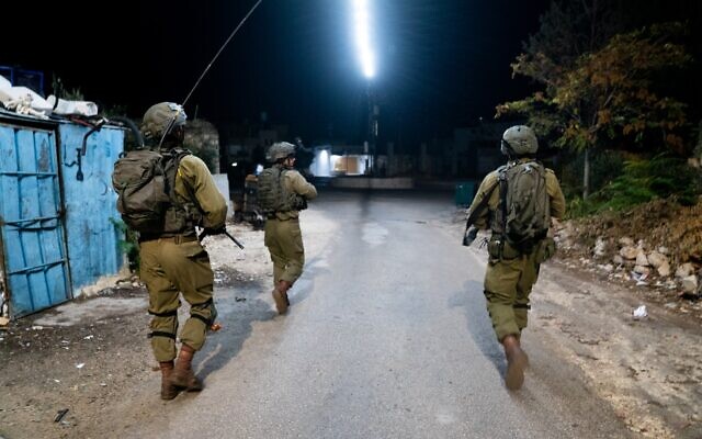 Des troupes israéliennes opèrent en Cisjordanie, au début du 10 novembre 2022. (Crédit : armée israélienne)
