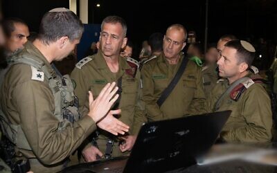 Le chef des Forces de défense israéliennes Aviv Kohavi (2e à gauche) en réunion avec des commandants supérieurs sur les lieux d'une attaque terroriste meurtrière près de l'implantation d'Ariel, au nord de la Cisjordanie, le 15 novembre 2022. (Crédit : armée israélienne)