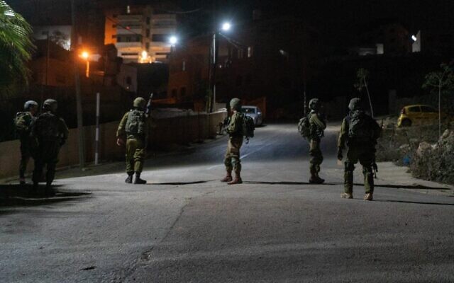 Des troupes israéliennes opérant en Cisjordanie, dans la nuit du 21 au 22 novembre 2022. (Crédit : Armée israélienne)