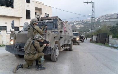 Des soldats israéliens lors d'une intervention en Cisjordanie, tôt dans la journée du 30 novembre 2022. (Crédit : Armée israélienne)