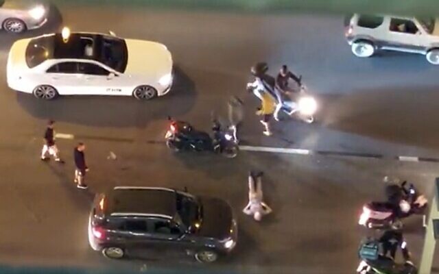 Un homme gît au sol sur l'autoroute Ayalon après avoir été agressé par un motard, le 7 novembre 2022. (Capture d'écran)