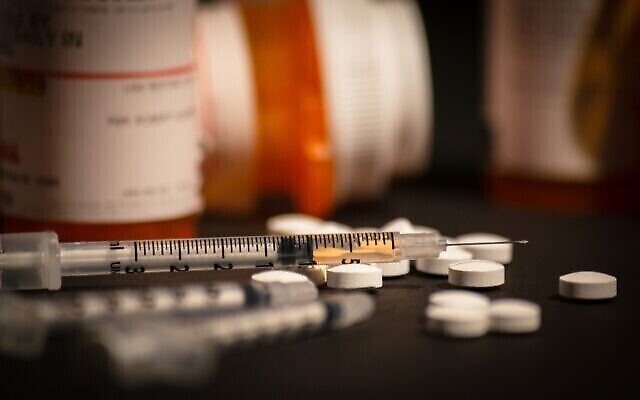Photo d'illustration : Des opioïdes dans une seringue et en comprimés. (Crédit : iStock)