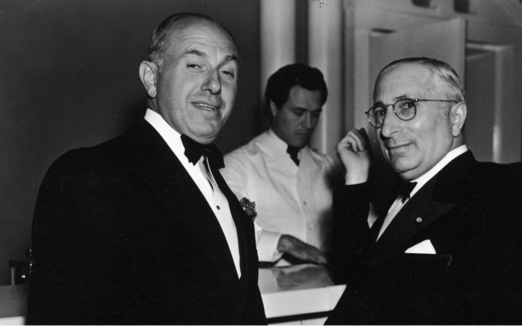 Les magnats du cinéma américain Jack Warner, à gauche, et Louis Mayer, à droite, dans un bar, en 1940. (Crédit : Hulton Archive/Getty Images via JTA)