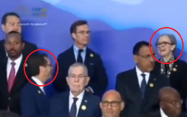 Le président Isaac Herzog, à gauche, échange quelques mots avec la Première ministre tunisienne, Najla Bouden, à droite, lors de la photo des dirigeants à la COP27 en Égypte, le 7 novembre 2022. (Twitter : utilisé conformément à l’article 27a de la Loi sur les droits d’auteur)