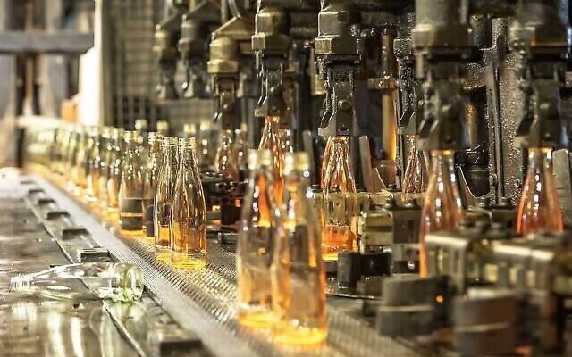 Photo non datée de la fabrication de bouteilles en verre à l’usine Phoenicia à Yeruham, dans le sud d’Israël. (Crédit : Yoav Weiss, Airovation Technologies)