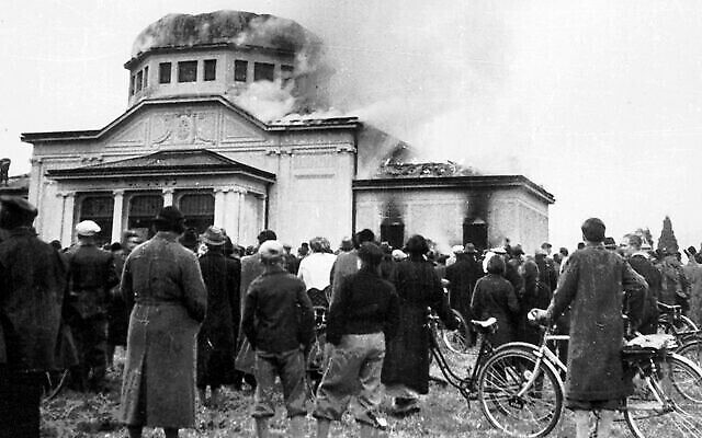 À Graz, en Autriche, des badauds regardent une synagogue brûler, le lendemain de la Nuit de Cristal, le 10 novembre 1938 (Crédit : Domaine public)