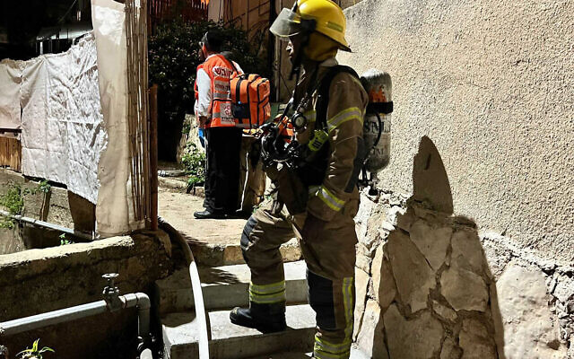 Les services d'incendie et de secours sur les lieux de l'incendie d'un appartement à Haïfa, le 9 novembre 2022. (Crédit : Services d'incendie et de secours)