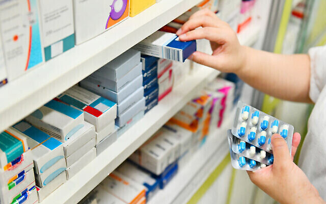Illustration : Un pharmacien délivre des médicaments (Crédit : MJ_Prototype via iStock de Getty Images)