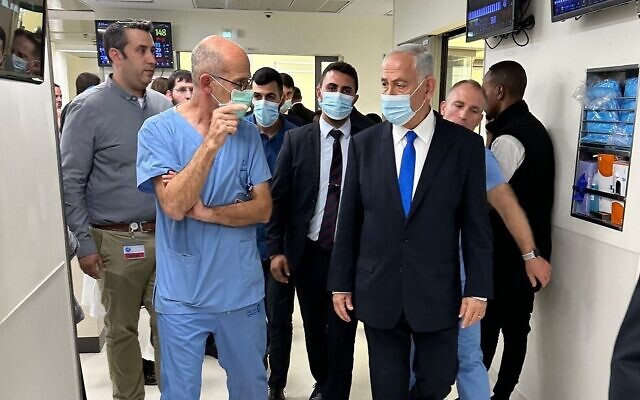 Le Premier ministre désigné Benjamin Netanyahu, à droite, rend visite aux victimes de l'attentat meurtrier commis à Jérusalem à l'hôpital Shaare Zedek de Jérusalem, le 23 novembre 2022. (Autorisation :  Likud)