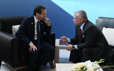 Le président Isaac Herzog, à gauche, et le roi Abdallah de Jordanie lors du sommet sur le climat COP27 à Sharm el-Sheikh, en Égypte, le 7 novembre 2022. (Crédit : Haim Zach/GPO)