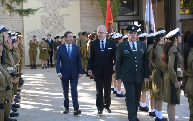 Le président Isaac Herzog, à gauche, accueillant le président letton, Egils Levits, en Israël pour une visite d'État marquant 30 ans de relations diplomatiques, à Jérusalem, le 28 novembre 2022. (Crédit : Amos Ben Gershom)