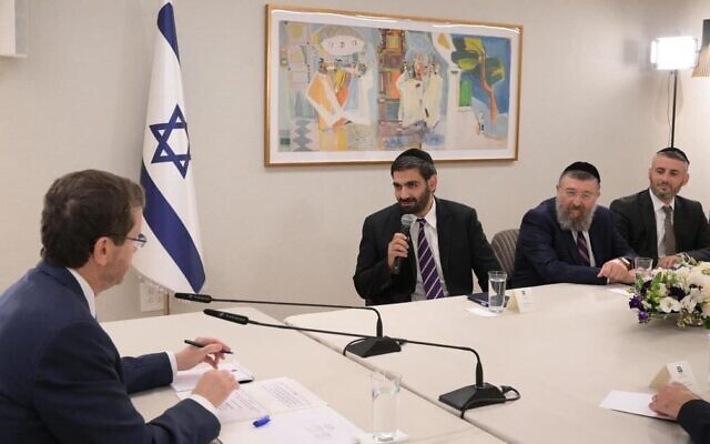 Les représentants du Shas rencontrent le président Isaac Herzog à Jérusalem, le 9 novembre 2022. (Crédit : Amos Ben-Gershom/GPO)