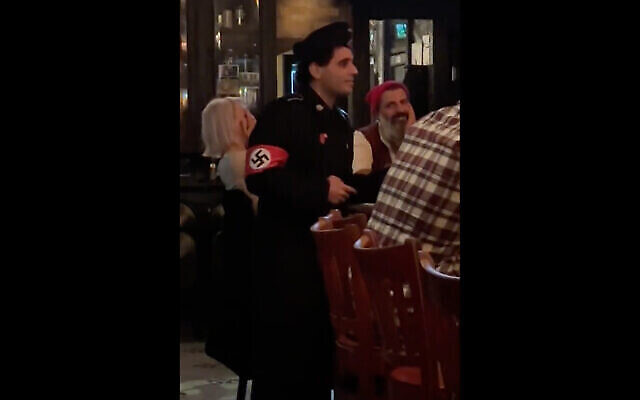 Un homme en costume nazi à New York le 29 octobre 2022. (Capture d’écran/Twitter; utilisé conformément à l’article 27a de la Loi sur les droits d’auteur)