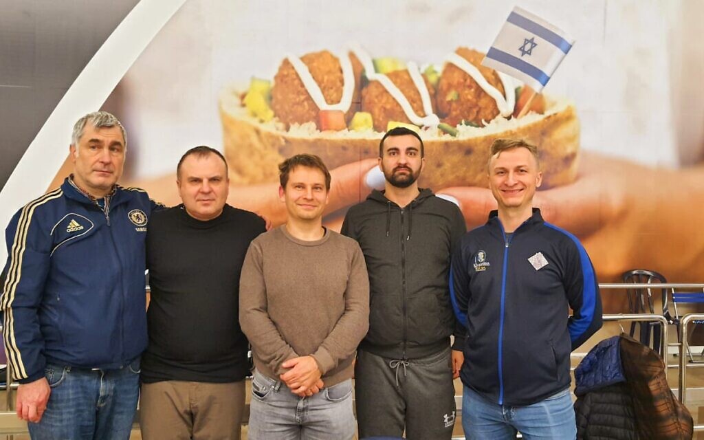 Les membres de l'équipe d'échecs ukrainienne arrivent au championnat du monde d'échecs par équipes 2022 à Jérusalem. (Crédit : Oleksandr Sulypa)