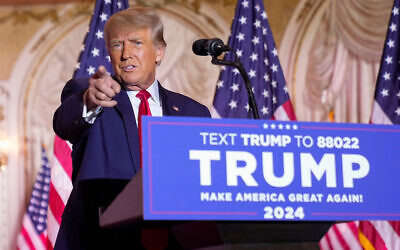 L'ancien président américain, Donald Trump, annonçant sa troisième candidature à la présidence, à Mar-a-Lago à Palm Beach, en Floride, le 15 novembre 2022. (Crédit : AP Photo/Andrew Harnik)