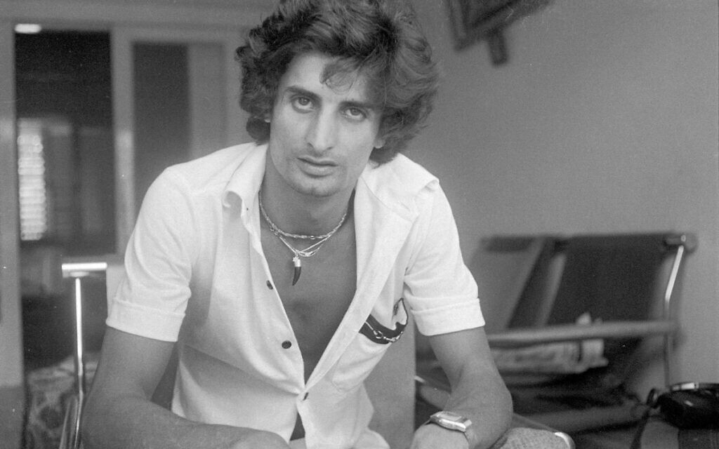Zohar Argov, en 1981. (Crédit : Archives de l'armée israélienne)