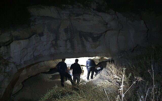 Trois hommes arrêtés pour avoir prétendument tenté de piller un site archéologique à Horbat Maaravim. (Crédit : Emil Aladjem/Unité de prévention des vols de l'Autorité israélienne des Antiquités)