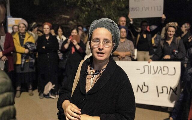 Nehama Teena, femme juive orthodoxe, manifeste avec ses partisans contre l'éminent rabbin religieux sioniste Zvi Tau qu'elle accuse de viols avec plusieurs autres femmes, lors d'une manifestation devant le siège de la Knesset, à Jérusalem, le 21 novembre 2022. (Crédit : MENAHEM KAHANA / AFP)