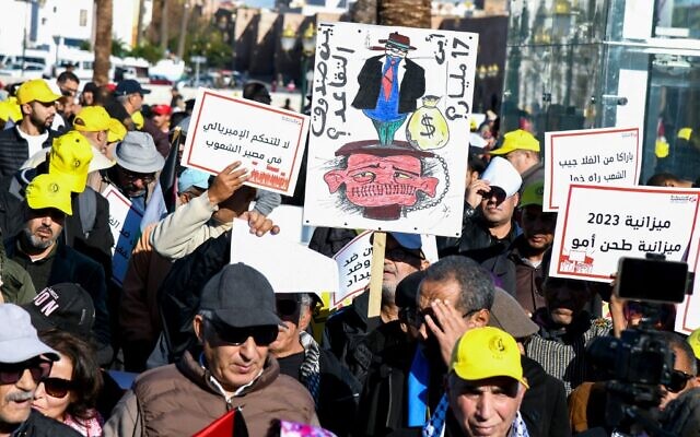 Des manifestants participent à une marche à Rabat, au Maroc, pour protester contre "la flambée des prix, la répression politique et l'oppression sociale", le 4 décembre 2022. (Crédit : AFP)